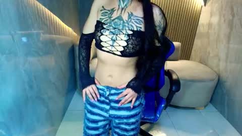 Snapshot of roux_r chatting on November 19, 7:47 pm Roux online show from November 19, 7:47 pm