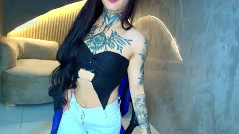 Snapshot of roux_r chatting on November 23, 7:46 pm Roux online show from November 23, 7:46 pm