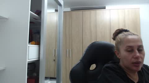 Snapshot of roxanalove7 chatting on January 5, 2:27 am Roxana online show from January 5, 2:27 am