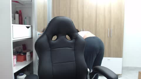 Snapshot of roxanalove7 chatting on February 7, 3:23 am Roxana online show from February 7, 3:23 am