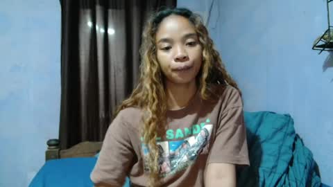 roxanne_98 online show from May 6, 7:08 pm