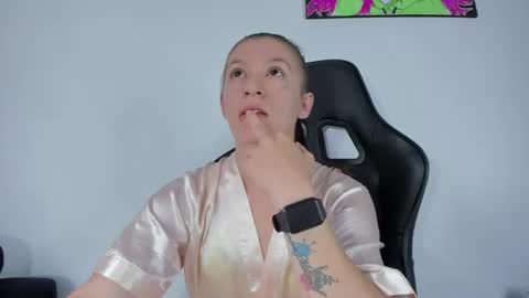 Snapshot of roxanne_jones1 chatting on June 16, 6:10 pm roxanne online show from June 16, 6:10 pm