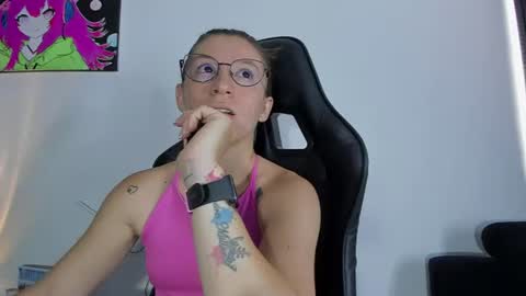 Snapshot of roxanne_jones1 chatting on June 30, 6:20 pm roxanne online show from June 30, 6:20 pm