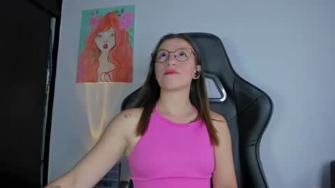 Snapshot of roxanne_jones1 chatting on July 10, 11:07 pm roxanne online show from July 10, 11:07 pm