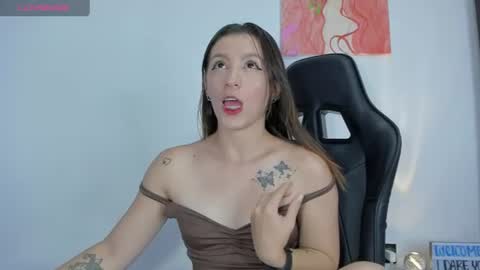 Snapshot of roxanne_jones1 chatting on August 8, 8:55 pm roxanne online show from August 8, 8:55 pm