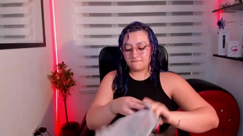 Snapshot of roxanne_morelli chatting on June 1, 1:02 pm roxanne online show from June 1, 1:02 pm