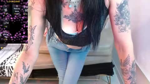 Snapshot of roxanne_vale chatting on May 11, 8:50 pm Roxanne online show from May 11, 8:50 pm