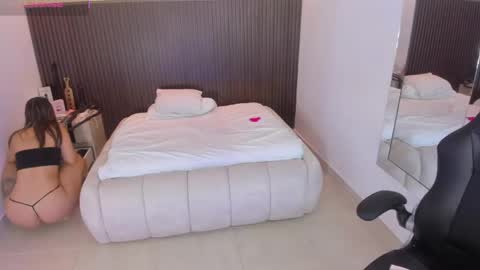 Snapshot of roxi_moon1 chatting on April 30, 9:08 pm R O X Y online show from April 30, 9:08 pm