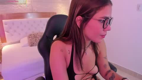 Snapshot of roxi_moon1 chatting on May 21, 7:43 pm R O X Y online show from May 21, 7:43 pm