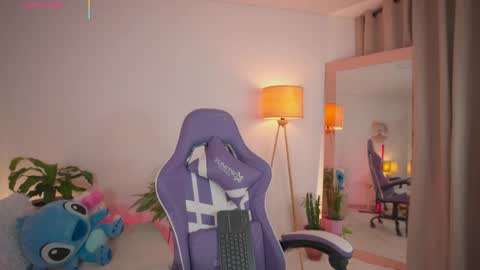 Snapshot of roxie_gates chatting on May 31, 1:58 am R O X I E online show from May 31, 1:58 am