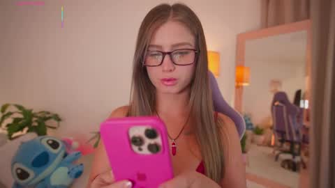 Snapshot of roxie_gates chatting on June 2, 2:24 am R O X I E online show from June 2, 2:24 am