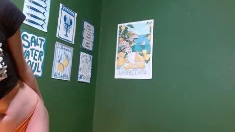 Snapshot of roxiehood chatting on October 25, 2:30 am Roxie online show from October 25, 2:30 am