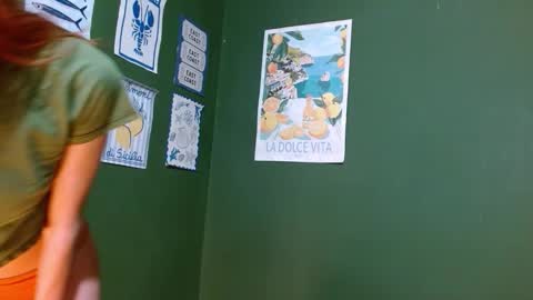 Snapshot of roxiehood chatting on December 14, 1:44 am Roxie online show from December 14, 1:44 am