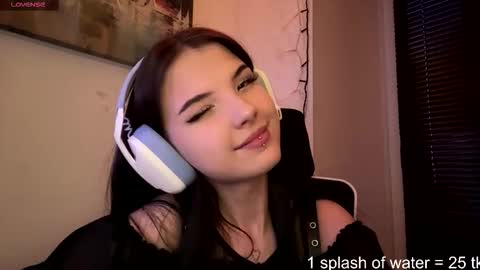 Snapshot of roxiepiurkowski chatting on March 27, 3:12 pm Hana online show from March 27, 3:12 pm