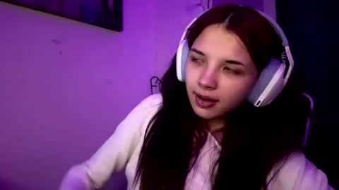 Snapshot of roxiepiurkowski chatting on April 18, 7:07 pm Hana online show from April 18, 7:07 pm