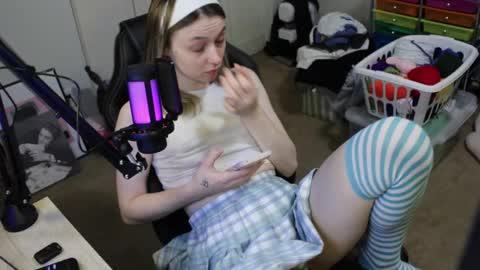 Snapshot of roxiethefox chatting on October 29, 2:30 pm roxie online show from October 29, 2:30 pm