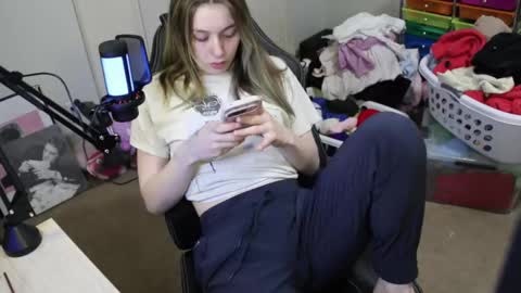 Snapshot of roxiethefox chatting on November 9, 5:22 pm roxie online show from November 9, 5:22 pm