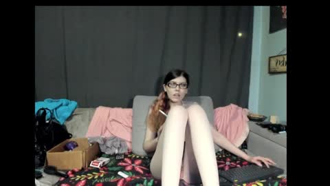 Snapshot of roxihazeleyes chatting on February 3, 12:47 am roxihazeleyes online show from February 3, 12:47 am