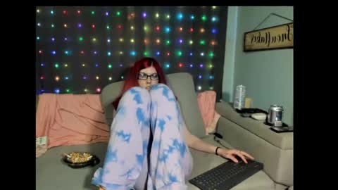 Snapshot of roxihazeleyes chatting on February 16, 11:48 pm roxihazeleyes online show from February 16, 11:48 pm