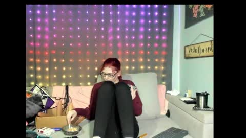 Snapshot of roxihazeleyes chatting on February 25, 3:52 am roxihazeleyes online show from February 25, 3:52 am