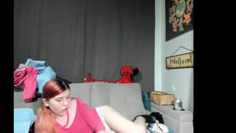 Snapshot of roxihazeleyes chatting on September 25, 4:54 pm roxihazeleyes online show from September 25, 4:54 pm