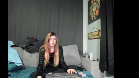 Snapshot of roxihazeleyes chatting on October 31, 3:29 am roxihazeleyes online show from October 31, 3:29 am