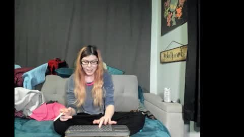 Snapshot of roxihazeleyes chatting on November 3, 1:19 am roxihazeleyes online show from November 3, 1:19 am