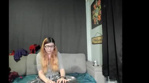 Snapshot of roxihazeleyes chatting on November 7, 6:57 am roxihazeleyes online show from November 7, 6:57 am