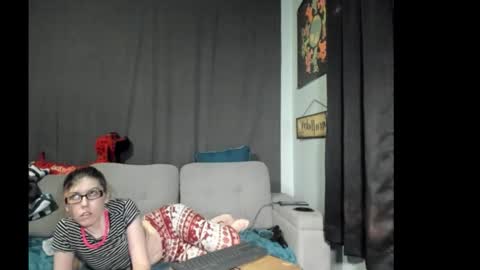 Snapshot of roxihazeleyes chatting on November 11, 10:43 pm roxihazeleyes online show from November 11, 10:43 pm