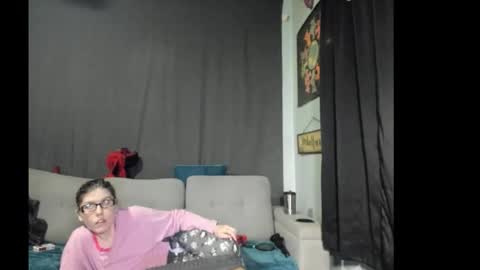 Snapshot of roxihazeleyes chatting on November 15, 1:07 pm roxihazeleyes online show from November 15, 1:07 pm