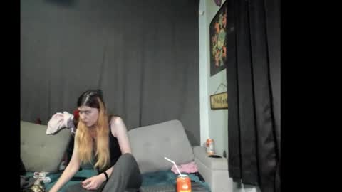 Snapshot of roxihazeleyes chatting on November 17, 11:10 pm roxihazeleyes online show from November 17, 11:10 pm