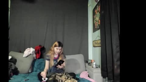 Snapshot of roxihazeleyes chatting on November 18, 10:47 pm roxihazeleyes online show from November 18, 10:47 pm