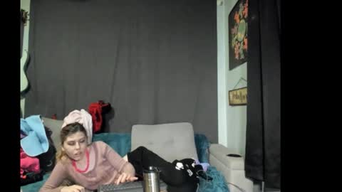 Snapshot of roxihazeleyes chatting on November 20, 11:15 pm roxihazeleyes online show from November 20, 11:15 pm