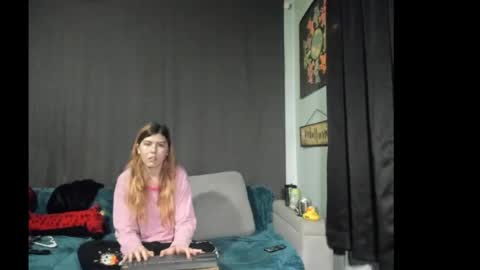 Snapshot of roxihazeleyes chatting on November 24, 6:13 am roxihazeleyes online show from November 24, 6:13 am