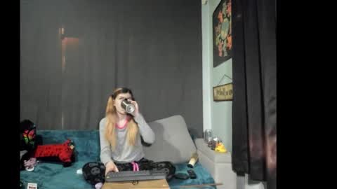 Snapshot of roxihazeleyes chatting on November 26, 10:11 pm roxihazeleyes online show from November 26, 10:11 pm