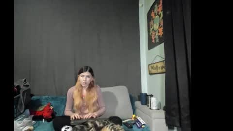 Snapshot of roxihazeleyes chatting on December 2, 5:02 am roxihazeleyes online show from December 2, 5:02 am