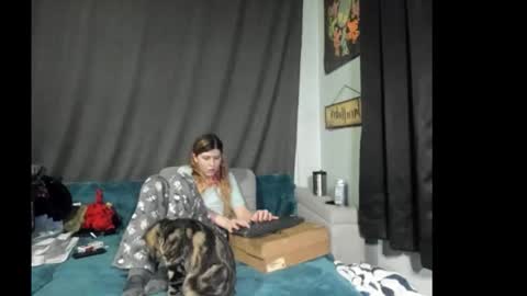 Snapshot of roxihazeleyes chatting on December 3, 5:48 am roxihazeleyes online show from December 3, 5:48 am