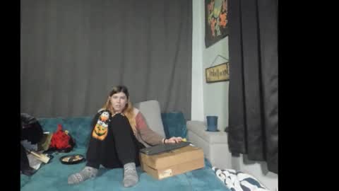 Snapshot of roxihazeleyes chatting on December 4, 1:48 am roxihazeleyes online show from December 4, 1:48 am