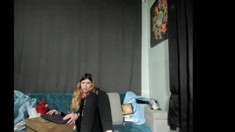 Snapshot of roxihazeleyes chatting on December 15, 1:32 am roxihazeleyes online show from December 15, 1:32 am