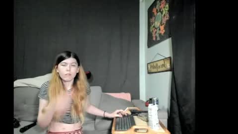 roxihazeleyes online show from June 4, 11:49 am
