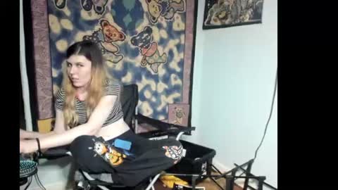 Snapshot of roxihazeleyes chatting on July 24, 2:31 am roxihazeleyes online show from July 24, 2:31 am