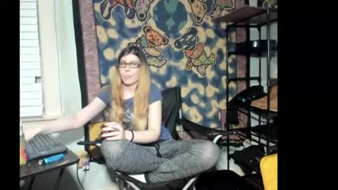 Snapshot of roxihazeleyes chatting on August 6, 12:23 am roxihazeleyes online show from August 6, 12:23 am