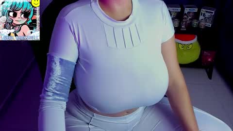 Snapshot of roxy_clark chatting on December 15, 9:13 am Annah online show from December 15, 9:13 am