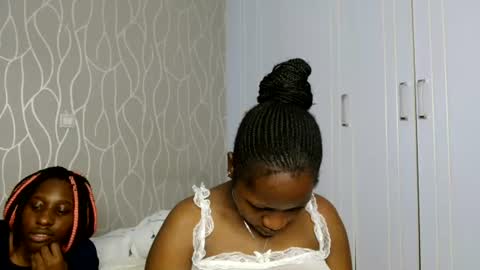 Snapshot of roxy_heather chatting on June 13, 9:07 am Roxy online show from June 13, 9:07 am