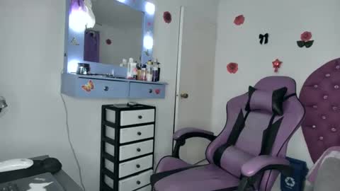 Snapshot of roxy_lu_07 chatting on June 9, 3:18 am Roxy online show from June 9, 3:18 am