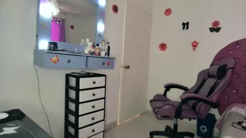 Snapshot of roxy_lu_07 chatting on June 10, 3:33 pm Roxy online show from June 10, 3:33 pm