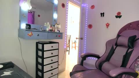 Snapshot of roxy_lu_07 chatting on June 11, 12:14 pm Roxy online show from June 11, 12:14 pm