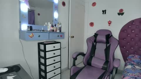 Snapshot of roxy_lu_07 chatting on June 17, 1:52 am Roxy online show from June 17, 1:52 am