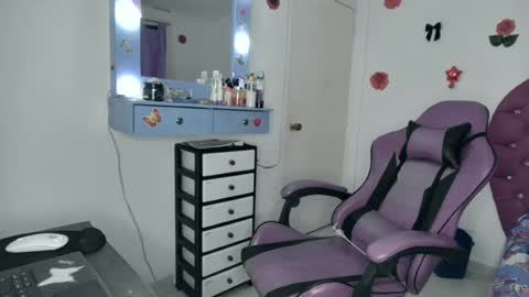 Snapshot of roxy_lu_07 chatting on June 22, 1:51 am Roxy online show from June 22, 1:51 am