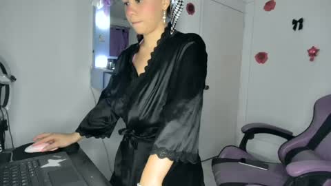 Snapshot of roxy_lu_07 chatting on June 24, 1:48 am Roxy online show from June 24, 1:48 am